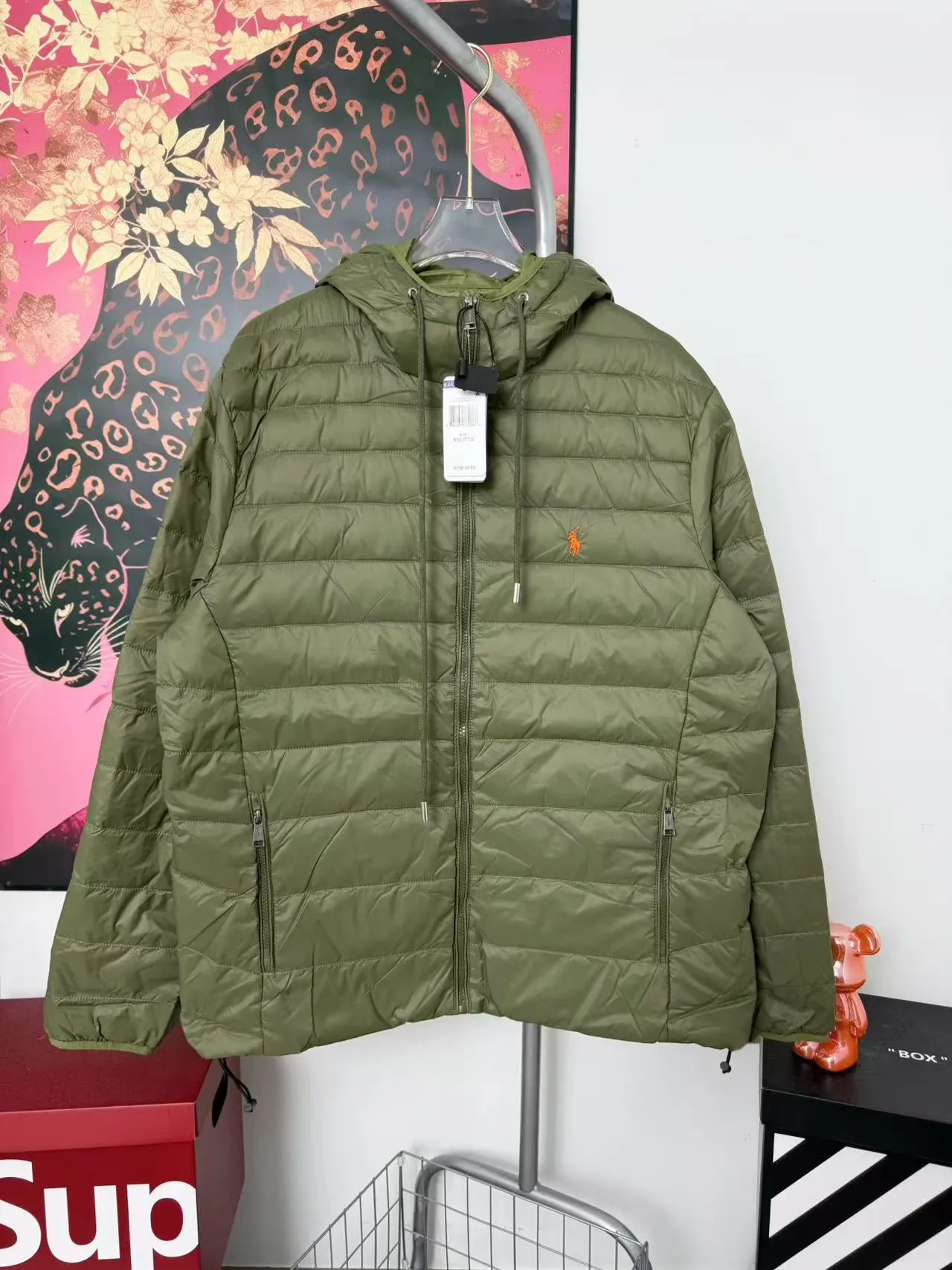 P670 Ralph small label embroidered down hooded jacket, the same style at Ralph Lauren counters. It is made of 80 velvet. The fleece is warm enough. It is very textured on the hand. It is three-dimensional and atmospheric. It is easy to wear in winter. It is simple and elegant. It adopts the os version. The upper body effect is very good. It is suitable for all body types. Soft and comfortable. Craftsmanship imported custom zippers➕Hardware and accessories are complete. The embroidery is full and three-dimensional. Perfect restoration of zp 2:1. Same style for men and women. Versatile and easy to wear. Size M L XL XXL color black navy blue army green